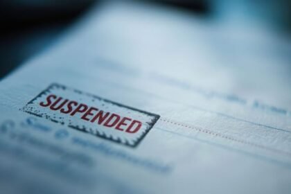 up-news:-घूसखोरी-पर-गन्ना-विकास-विभाग-ने-मुरादाबाद-के-प्रधान-सहायक-को-किया-निलंबित,-वीडियो-क्लिप-हुई-थी-वायरल