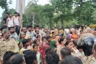 barabanki:-होटल-संचालक-की-पिटाई-से-घायल-युवक-की-मौत,-ग्रामीणों-ने-शव-रखकर-सड़क-की-जाम…-होटल-में-की-तोड़फोड़