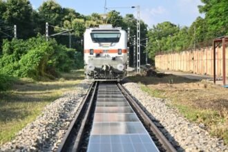 solar-panel:-ट्रैक-के-बीच-में-70-मीटर-का-और-सोलर-पैनल-लगाएगा-बरेका,-जरूरत-पड़ी-तो-90-मिनट-में-हटा-सकेंगे