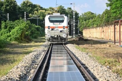 solar-panel:-ट्रैक-के-बीच-में-70-मीटर-का-और-सोलर-पैनल-लगाएगा-बरेका,-जरूरत-पड़ी-तो-90-मिनट-में-हटा-सकेंगे