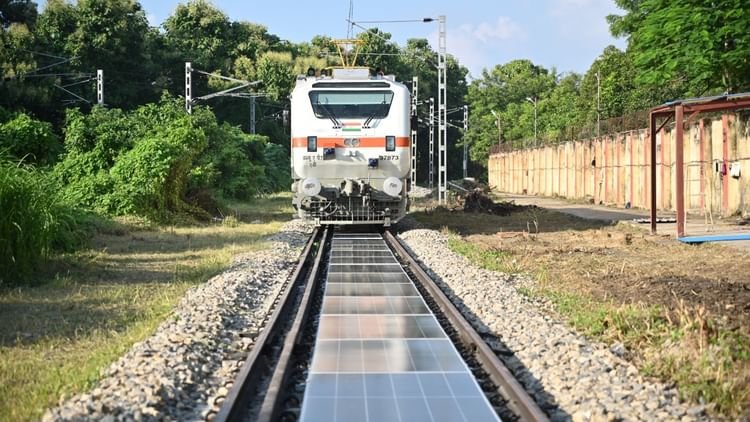 solar-panel:-ट्रैक-के-बीच-में-70-मीटर-का-और-सोलर-पैनल-लगाएगा-बरेका,-जरूरत-पड़ी-तो-90-मिनट-में-हटा-सकेंगे