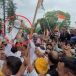 mp:-कांग्रेसियों-ने-छिंदवाड़ा-में-अनोखे-अंदाज-में-जताया-विरोध,-कलेक्टर-नहीं-मिले-तो-कुत्ते-के-गले-में-बांधा-ज्ञापन