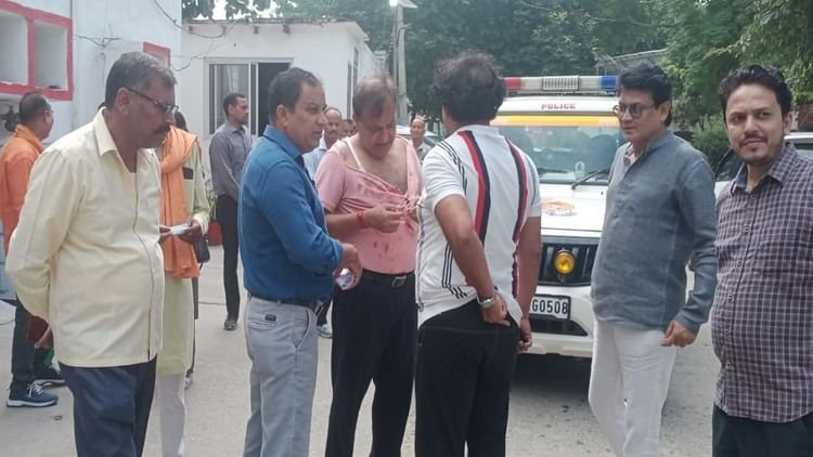 bijnor:-करोड़ीमल-इंटर-कॉलेज-में-शिक्षकों-के-दो-गुटों-में-खूनी-संघर्ष,-कई-लहूलुहान,-देखते-रहे-क्लास-के-बच्चे