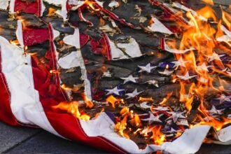 अमेरिकी-झंडा-जलाने-पर-होगी-सख्त-कार्रवाई,-ट्रंप-ने-आदेश-पर-किए-हस्ताक्षर;-सुप्रीम-कोर्ट-का-फैसला-भी-जान-लें