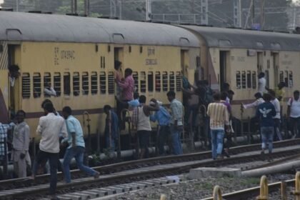 जम्मू-में-बाढ़:-सात-हजार-लोगों-ने-कराए-रद्द-टिकट,-यूपी-से-गुजरने-वाली आठ-ट्रेनें-प्रभावित,-रेलवे-ने-की-यह-अपील