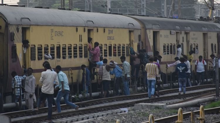 जम्मू-में-बाढ़:-सात-हजार-लोगों-ने-कराए-रद्द-टिकट,-यूपी-से-गुजरने-वाली आठ-ट्रेनें-प्रभावित,-रेलवे-ने-की-यह-अपील