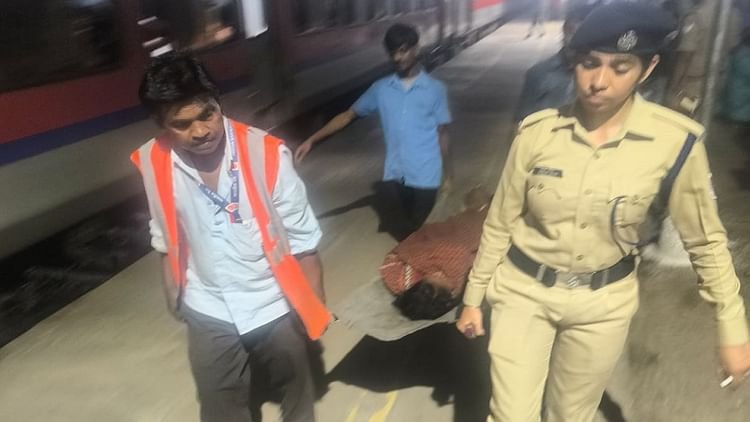child-birth-in-train:-महाबोधि-एक्सप्रेस-में-हुआ-प्रसव,-बच्चे-का-हुआ-जन्म,-जच्चा-बच्चा-दोनों-स्वस्थ