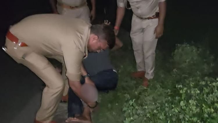 ghazupur-news:-खुद-को-पुलिस-से-घिरता-देख-बदमाश-ने-चलाई-गोली,-मुठभेड़-में-पशु-तस्कर-गिरफ्तार,-पैर-में-लगी-गोली