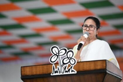 ममता-बनर्जी-का-आरोप-‘चुनाव-आयोग-बंगाल-के-अधिकारियों-को-धमका-रहा,-वोट-काटने-के-लिए-bjp-ने-भेजी-500-टीमें’