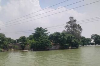 flood-in-ballia:-10-पक्के-मकान-नदी-में-डूबे,-60-हजार-की-आबादी-प्रभावित;-10-गांवों-की-बिजली-काटी
