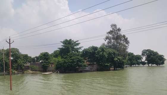 flood-in-ballia:-10-पक्के-मकान-नदी-में-डूबे,-60-हजार-की-आबादी-प्रभावित;-10-गांवों-की-बिजली-काटी