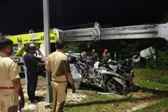 up:-पूर्वांचल-एक्सप्रेसवे-पर-हादसा,-आगे-चल-रहे-ट्रक-में-घुसी-कार,-तीन-की-दर्दनाक-मौत;-गाड़ी-काटकर-निकाले-शव