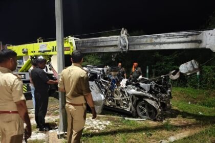 up:-पूर्वांचल-एक्सप्रेसवे-पर-हादसा,-आगे-चल-रहे-ट्रक-में-घुसी-कार,-तीन-की-दर्दनाक-मौत;-गाड़ी-काटकर-निकाले-शव