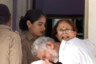 नायब-तहसीलदार-सुसाइड:-एक-दूसरे-से-लिपटकर-रोते-रहे-मां-बाप,-पथराई-आंखों-से-दो-बच्चियों-को-देखती-रही-पत्नी