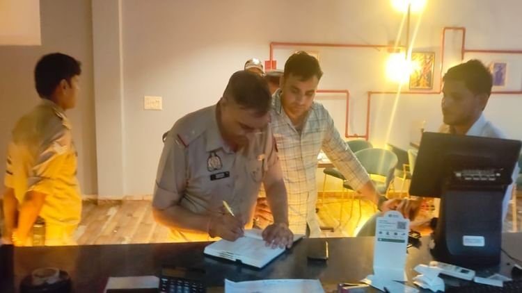 moradabad:-स्पाइस-बार-पर-पुलिस-का-ताला,-आबकारी-विभाग-ने-संचालक-को-भेजा-नोटिस,-फायरिंग-में-सतीश-को-जेल-भेजा