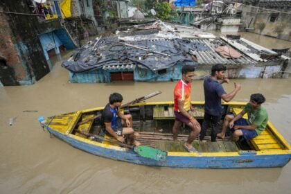 दिल्ली-में-राहत-कैंप,-कई-इलाके-बाढ़-में-डूबे,-सड़कों-पर-चल-रही-नाव,-सचिवालय-तक-पहुंचा-पानी;-उफान-पर-यमुना