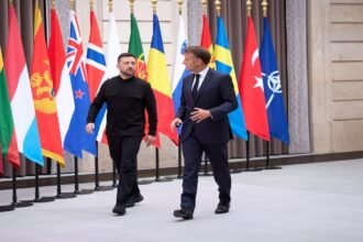 रूस-से-जारी-जंग-के-बीच-फ्रांस-पहुंचे-यूक्रेनी-राष्ट्रपति-वोलोदिमीर-जेलेंस्की,-सुरक्षा-गारंटी-की-कही-बात