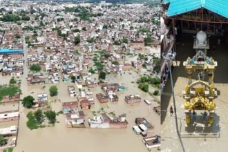 up:-यमुना-ने-वृंदावन-में-मचाया-हाहाकार,-कॉलोनियां-और-सड़कें-जलमग्न,-बेघर-हुए-हजारों-लोग;-प्रशासन-ने-की-ये-अपील