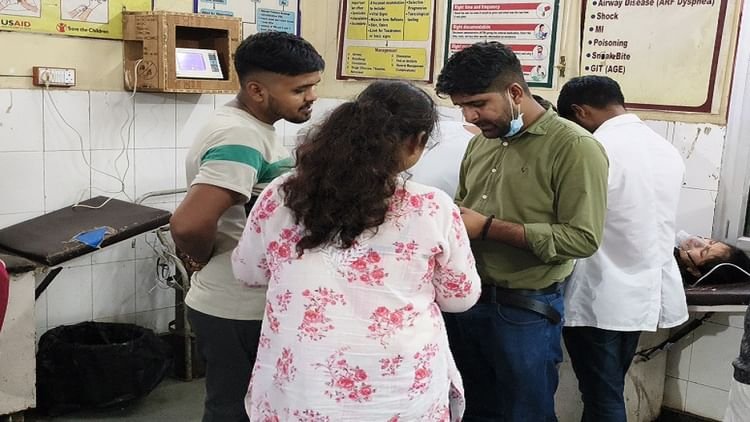 aligarh-news:-रुपये-निकालने-गई-छात्रा,-एटीएम-में-आया-करंट,-जिला-अस्पताल-में-भर्ती