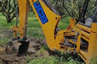 संभल-में-सपा-विधायक-इकबाल-महमूद-के-बगीचे-में-बुलडोजर-एक्शन,-साढ़े-तीन-बीघा-जमीन-से-हटवाया-अतिक्रमण