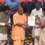 up:-cm-yogi-ने-अनुदेशकों-को-सौंपे-नियुक्ति-पत्र,-बोले-योग्यता-व-क्षमता-के-आधार-पर-नौकरी-देना-हमारी-प्राथमिकता