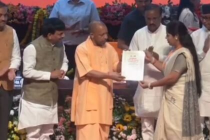 up:-cm-yogi-ने-अनुदेशकों-को-सौंपे-नियुक्ति-पत्र,-बोले-योग्यता-व-क्षमता-के-आधार-पर-नौकरी-देना-हमारी-प्राथमिकता