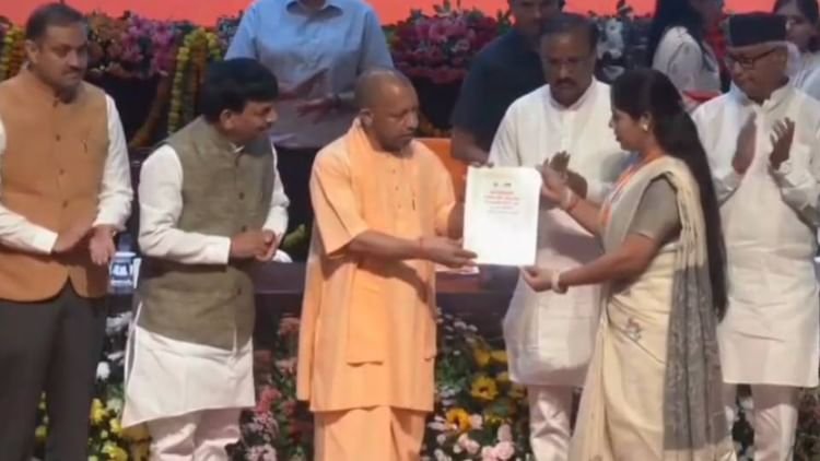 up:-cm-yogi-ने-अनुदेशकों-को-सौंपे-नियुक्ति-पत्र,-बोले-योग्यता-व-क्षमता-के-आधार-पर-नौकरी-देना-हमारी-प्राथमिकता