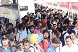 kanpur:-सेंट्रल-स्टेशन-पर-उमड़े-65-हजार-परीक्षार्थी,-दौड़ाईं-14-स्पेशल-ट्रेनें