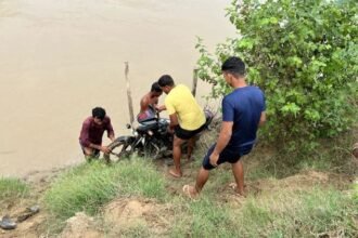 bareilly-news:-बाढ़-से-कटी-सड़क-के-नीचे-पानी-में-मिली-बाइक-और-चप्पलें…-पूर्व-फौजी-लापता,-डूबने-की-आशंका