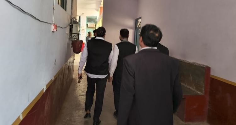 up:-सुरक्षा-के-इंतजाम-में-लगी-रही-पुलिस,-वकील-के-भेष-में-पहुंच-गया-पूर्व-विधायक,-न्यायाधीश-बोले-ये-बड़ी-चूक-है