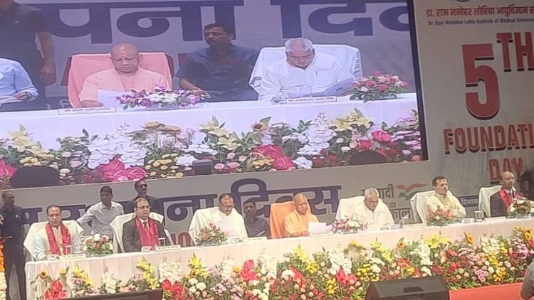 rml-स्थापना-दिवस:-सीएम-योगी-ने-डॉक्टरों-को-किया-सम्मानित,-बोले-हर-मरीज-के-साथ-करें-अच्छा-व्यवहार