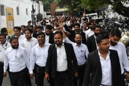 moradabad:-बार-चुनाव-में-मारपीट,-40-दिन-बाद-पांच-अधिवक्ताओं-पर-केस,-वकीलों-ने-जुलूस-निकालकर-जताया-विरोध