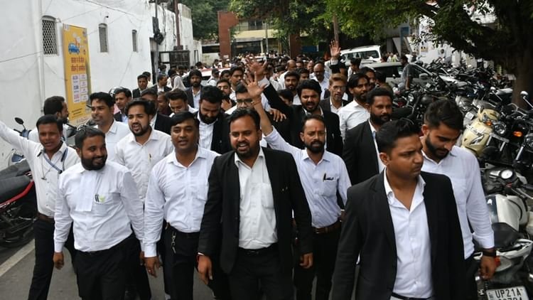 moradabad:-बार-चुनाव-में-मारपीट,-40-दिन-बाद-पांच-अधिवक्ताओं-पर-केस,-वकीलों-ने-जुलूस-निकालकर-जताया-विरोध