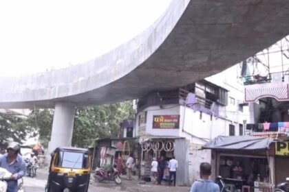 भोपाल-के-बाद-चर्चा-में-आया-नागपुर-का-फ्लाइओवर,-घर-की-बालकनी-से-गुजर-रहा-हिस्सा