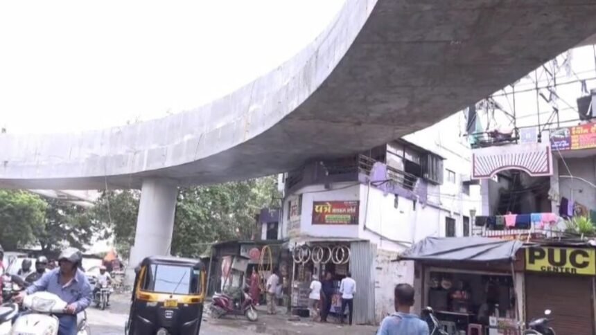 भोपाल-के-बाद-चर्चा-में-आया-नागपुर-का-फ्लाइओवर,-घर-की-बालकनी-से-गुजर-रहा-हिस्सा