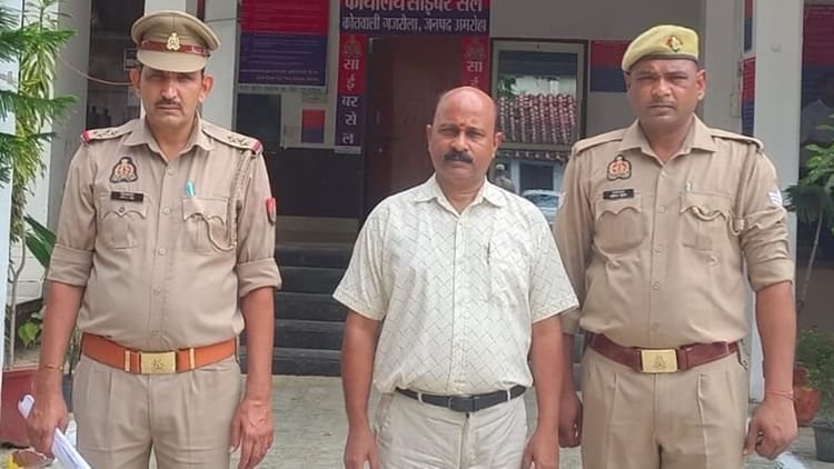 gajraula-news:-शिक्षिका-और-छात्राओं-से-अश्लीलता-में-प्रधानाचार्य-निलंबित,-काॅलेज-आने-पर-भी-लगा-प्रतिबंध