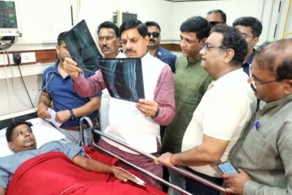 इंदौर-ट्रक-हादसे-में-घायलों-से-मिले-सीएम-मोहन-यादव,-डिप्टी-कमिश्नर,-acp-समेत-9-पुलिसकर्मियों-पर-गिरी-गाज