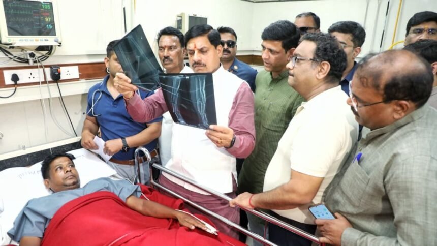 इंदौर-ट्रक-हादसे-में-घायलों-से-मिले-सीएम-मोहन-यादव,-डिप्टी-कमिश्नर,-acp-समेत-9-पुलिसकर्मियों-पर-गिरी-गाज