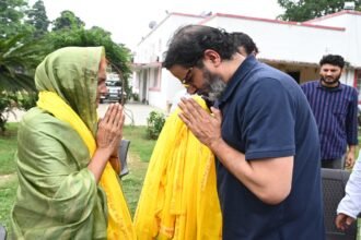 jdu-से-3-बार-विधायक-रहीं-दिग्गज-महिला-नेत्री-जन-सुराज-में-शामिल,-pk-ने-पीला-गमछा-ओढ़ाकर-किया-स्वागत