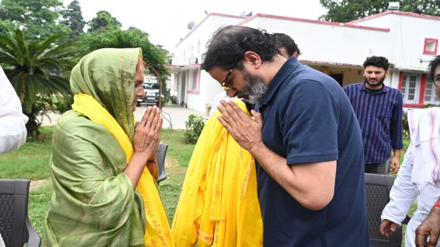 jdu-से-3-बार-विधायक-रहीं-दिग्गज-महिला-नेत्री-जन-सुराज-में-शामिल,-pk-ने-पीला-गमछा-ओढ़ाकर-किया-स्वागत