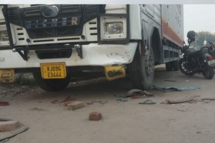 दाह-संस्कार-से-लौटते-समय-हादसा:-खड़े-ट्रेलर-से-टकराया-ऑटो,-तीन-माह-की-बच्ची-की-मौत,-छह-लोग-गंभीर-रूप-से-घायल