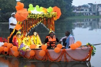 बरेली-की-रामलीला:-राम-सीता-और-लक्ष्मण-को-नाव-में-बैठाकर-पार-कराई-गंगा,-केवट-प्रसंग-का-सजीव-मंचन