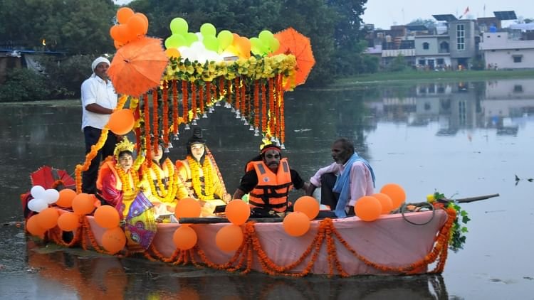 बरेली-की-रामलीला:-राम-सीता-और-लक्ष्मण-को-नाव-में-बैठाकर-पार-कराई-गंगा,-केवट-प्रसंग-का-सजीव-मंचन