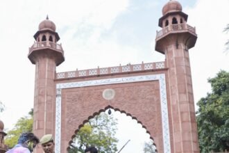अलीगढ़-मुस्लिम-यूनिवर्सिटी-में-फलाहार-खाने-की-मांग,-रमजान-की-तरह-नवरात्रि-में-भी-विशेष-इंतजाम-चाह-रहे-हिंदू-छात्र