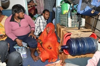 kanpur:-ट्रेन-की-बोगियों-पर-वेंडरों-का-कब्जा,-यात्री-शौचालय-में…बोले-विरोध-पर-करते-हैं-गालीगलौज,-पढ़ें-रिपोर्ट