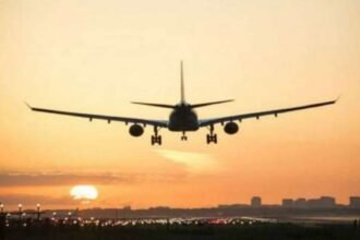 हवाई-जहाज-के-टॉयलेट-के-अंदर-बैठकर-स्मोक-कर-रहा-था-यात्री,-धुआं-निकला-तो-यात्रियों-में-मच-गई-अफरा-तफरी,-हुआ-गिरफ्तार