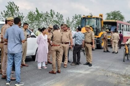 लखीमपुर-खीरी-में-भीषण-हादसा:-रोडवेज-बस-और-वैन-की-टक्कर-से-मासूम-समेत-पांच-की-मौत,-नौ-लोग-गंभीर-घायल