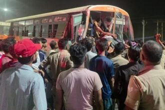 अमरोहा:-रोडवेज-ने-धान-लदे-ट्रैक्टर-ट्रॉली-को-मारी-टक्कर,-बस-चालक-की-मौत.-आठ-घायल,-पीछे-से-आ-रही-कार-भी-घुसी