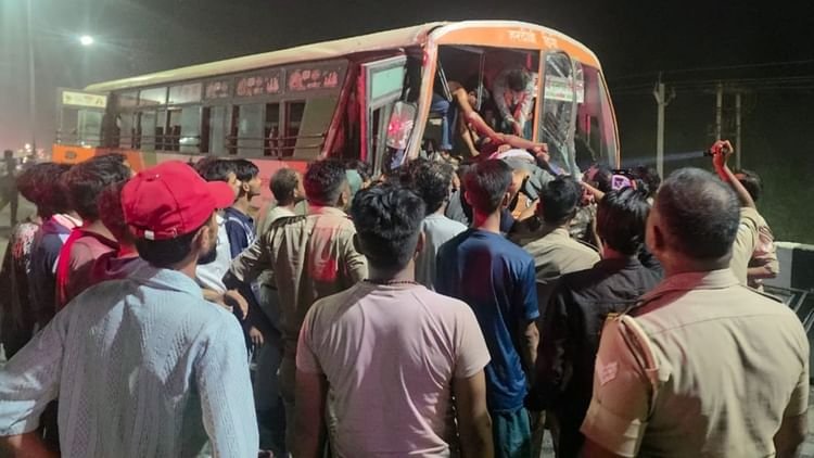 अमरोहा:-रोडवेज-ने-धान-लदे-ट्रैक्टर-ट्रॉली-को-मारी-टक्कर,-बस-चालक-की-मौत.-आठ-घायल,-पीछे-से-आ-रही-कार-भी-घुसी