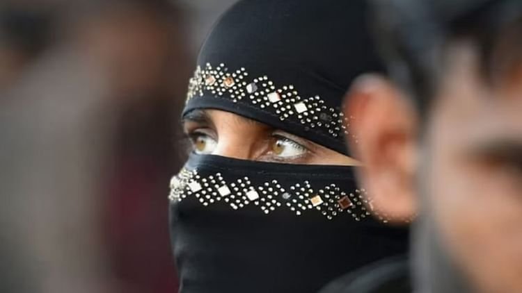 agra-crime:-मायके-में-रह-रही-पत्नी-की-पिटाई…इसलिए-सास-ससुर-के-सामने-घरवाली-को-पीटा,-फिर-बोला-तीन-तलाक